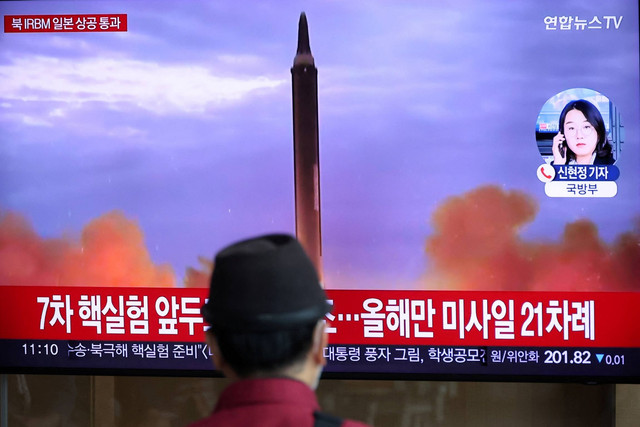 Seorang pria menonton TV yang menyiarkan laporan berita tentang Korea Utara yang menembakkan rudal balistik di atas Jepang, di sebuah stasiun kereta api di Seoul, Korea Selatan, Selasa (4/20/2022). Foto: Kim Hong-Ji/REUTERS