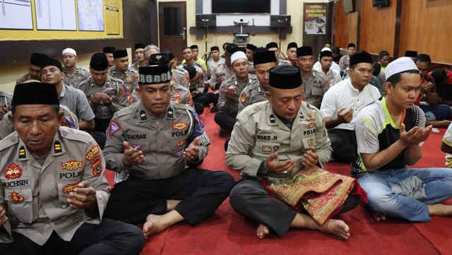 Polres Aceh Barat gelar salat gaib-doa bersama untuk almarhum Abu Tumin serta para korban yang meninggal dalam tragedi di Stadion Kanjuruhan, Malang. Foto: Siti Aisyah/acehkini