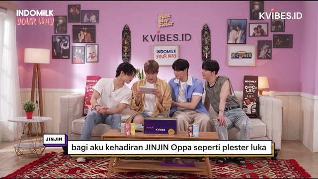 Member ASTRO sedang membaca surat dari AROHA. Foto: Kvibes