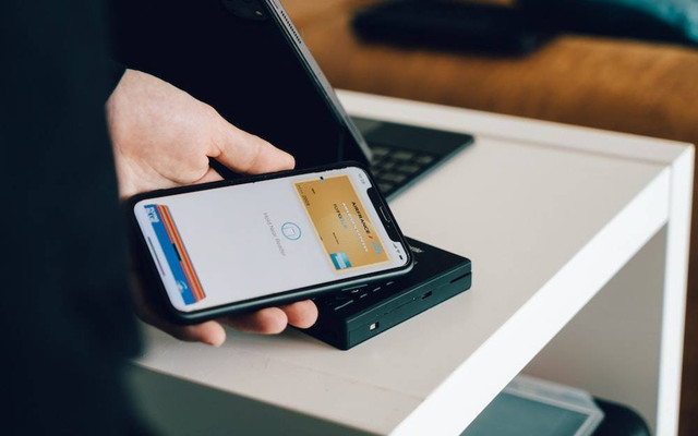 Ilustrasi menggunakan NFC di iPhone X. Foto: Unsplash.com