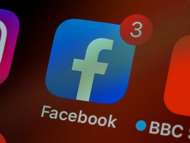 Ilustrasi aplikasi Facebook. Foto: unsplash.com/brett_jordan