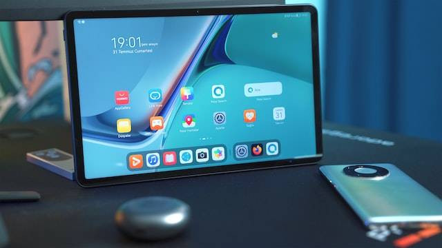 Ilustrasi komputer genggam atau handheld computer, sumber foto Onur Binay on Unsplash