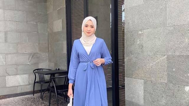 Ilustrasi ide outfit semi formal untuk hadir ke wisuda teman. Foto: Instagram.com/farramithaa