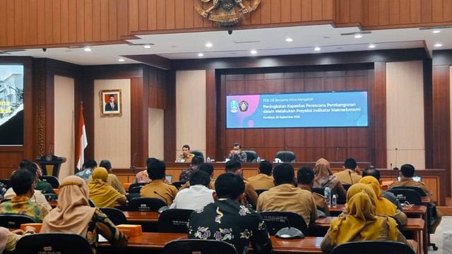 Dr. Andhika P. Herlambang, Kepala Bidang Ekonomi dan SDA Bappeda Provinsi Jawa Timur, memandu jalannya diskusi dengan Dwi Budi Santoso, S.E., M.S., Ph.D., anggota Tim Pengabdian FEB UB yang juga merupakan Kepala Program Doktor Ilmu Ekonomi (PDIE) (Doc. Fina Nidaul Mahalli & Hidsal Jamil)