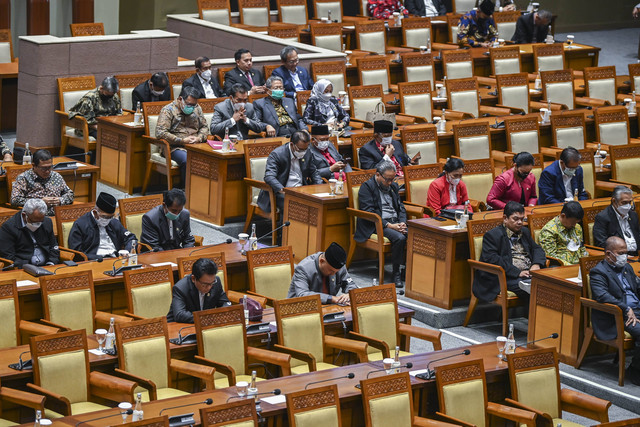Sejumlah anggota dewan mengheningkan cipta sebelum memulai rapat Paripurna DPR Ke-8 Masa Persidangan I Tahun Sidang 2022-2023 di Kompleks Parlemen, Senayan, Jakarta, Selasa (4/10/2022).  Foto: Galih Pradipta/ANTARA FOTO