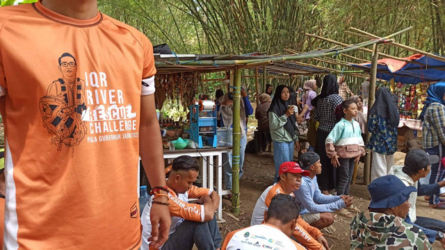 Antusiasme warga menyaksikan kompetisi JQR River Rescue Challenge (JRRC) di Sungai Cimanuk, Garut. Foto: Istimewa