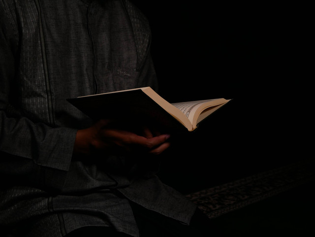 Sejarah dan Definisi Al Quran dalam Agama Islam. (Foto: Masjid Pogung Dalangan | Unsplash.com)