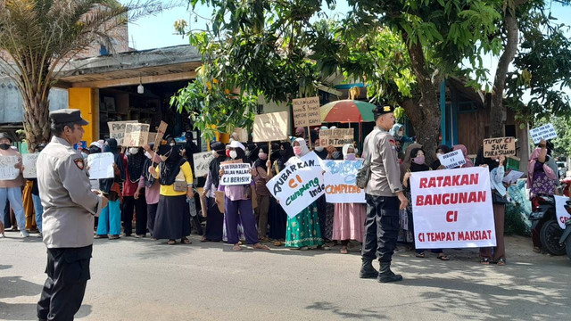Ibu-ibu rumah tangga di Kecamatan Todanan, Kabupaten Blora, saat menggelar aksi unjuk rasa menuntut penutupan tepat hiburan karaoke Cumpleng Indah (CI). Kamis (29/09/2022) (foto: dok istimewa)