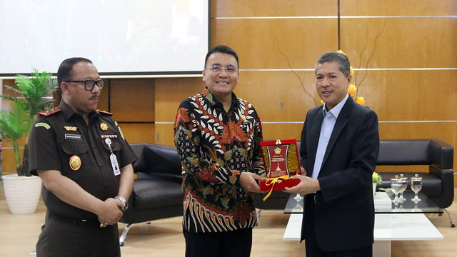 Ketua Komisi Kejaksaan, Dr. Barita Simanjuntak (tengah). Foto: USK