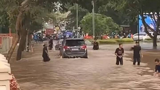 Genangan air usai hujan deras di kawasan Lippo Karawaci, Tangerang, Selasa (4/10/2022). Foto: Dok. Istimewa