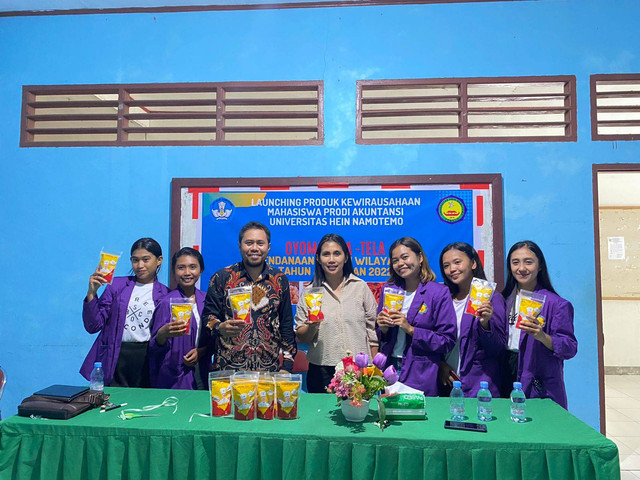 Mahasiswa akuntansi bersama Ketua Prodi dan Warek III saat launching produk Oyomo Tela-tela. Foto: Istimewa