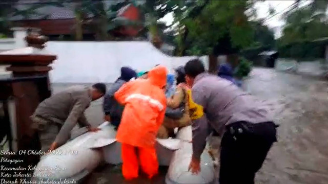 Banjir di Petogogan Kebayoran Baru, Jakarta Selatan, Selasa (4/10/2022). Foto: Feri/kumparan