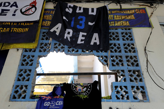 Tembok yang rusak di dekat pintu tribun Stadion Kanjuruhan, Malang, Jawa Timur, Selasa (4/10/2022). Foto: Willy Kurniawan/REUTERS