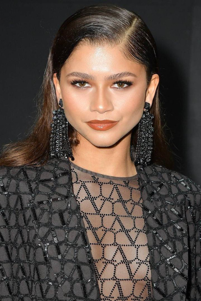 Gaya Zendaya Pakai Baju Transparan dari Valentino di Paris Fashion Week 2023. Foto: Instagram/@lancomeofficial