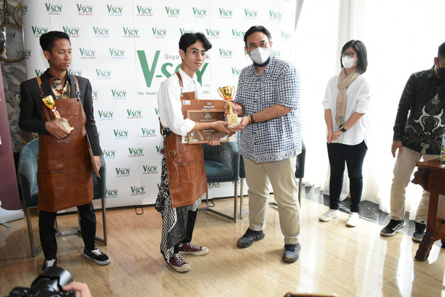 Juara I Kompetisi V-SOY Barista Soylution di Jakarta, Sabtu (1/10). Foto: V-SOY