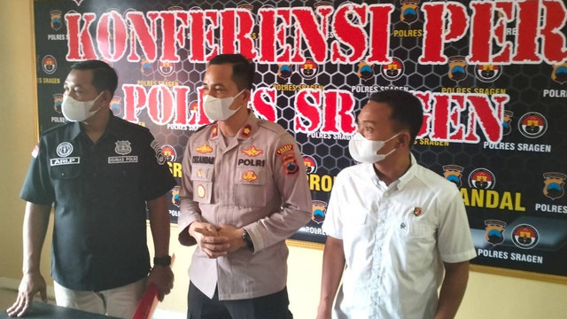 Wakapolres Sragen Kompol Iskandarsyah  bersama jajaran Reskrim Polres Sragen. FOTO: Agung Santoso