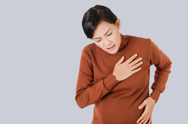 Ilustrasi perempuan sakit jantung. Foto: Shutterstock