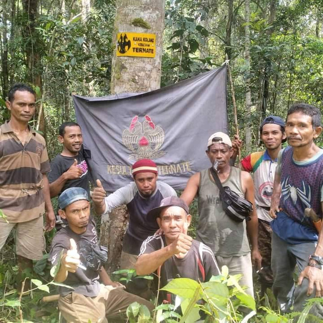 Perangkat adat soa Toniku yang terdiri dari para kapita, fanyira, dan barubaru, foto bersama di sela-sela pemasangan batas-batas tanah ulayat atau aha kolano Kesultanan Ternate di pedalaman Desa Toniku, Halmahera Barat, Maluku Utara. Foto: Istimewa