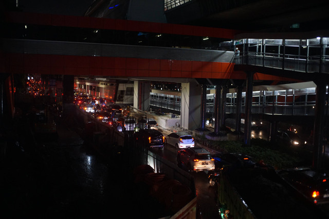 Kendaraan memenuhi ruas jalan di kawasan Kuningan, Jakarta pada Selasa (4/10/2022). Foto: Iqbal Firdaus/kumparan