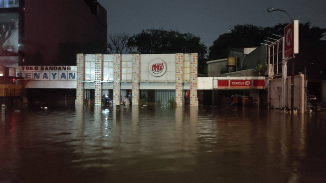 Banjir di kawasan Kemang, Jakarta Selatan, Selasa (4/10) malam. Foto: Jonathan Devin/kumparan