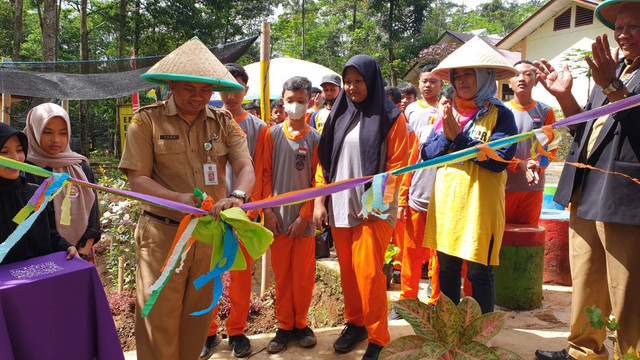 Seremoni Panen Projek Kepang Lima Edu Park Nawasena SMP Negeri 4 Wonosobo oleh Kepala Dinas Pendidikan Pemuda dan Olahraga Kabupaten Wonosobo