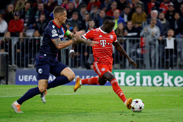 Pemain Bayern Muenchen Sadio Mane mencetak gol ketiga mereka saat melawan Viktoria Plzen di Allianz Arena, Munich, Jerman. Foto: Michaela Rehle/Reuters