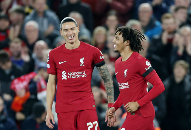 Pemain Liverpool Trent Alexander-Arnold merayakan gol pertama mereka dengan Darwin Nunez pada pertandingan Liga Champions di Anfield, Liverpool, Inggris. Foto: Carl Recine/Reuters