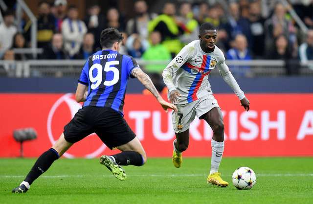 Pemain Inter Milan Alessandro Bastoni beraksi dengan pemain FC Barcelona Ousmane Dembele saat Pertandingan Liga Champions di San Siro, Milan, Italia. Foto: Daniele Mascolo/Reuters