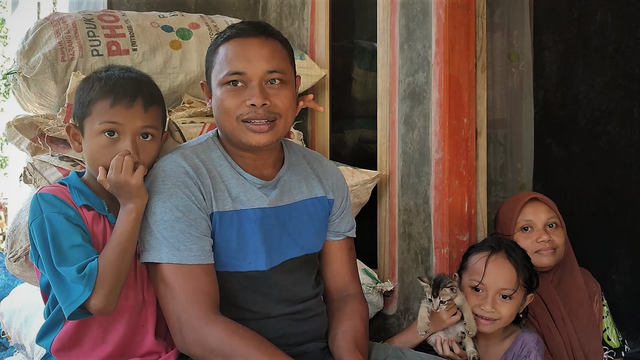 Keluarga Arifin Bau penerima rumah bantuan warga Dulamayo Selatan, Kecamatan Telaga, Kabupaten Gorontalo. Rabu, (5/10). Foto: Dok banthayo