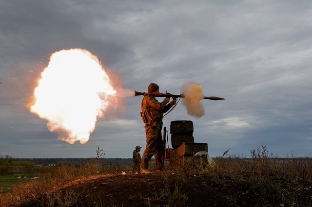 Seorang tentara cadangan Rusia yang baru menembakkan peluncur granat berpeluncur roket (RPG) selama pelatihan di wilayah Donetsk, Ukraina yang dikuasai Rusia. Foto: Alexander Ermochenko/REUTERS