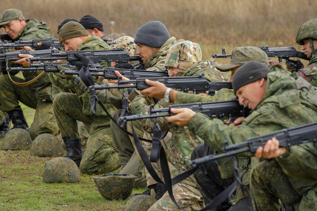 Tentara cadangan Rusia yang baru ikut serta dalam pelatihan di wilayah Donetsk, Ukraina yang dikuasai Rusia di wilayah Donetsk, Ukraina yang dikuasai Rusia. Foto: Alexander Ermochenko/REUTERS
