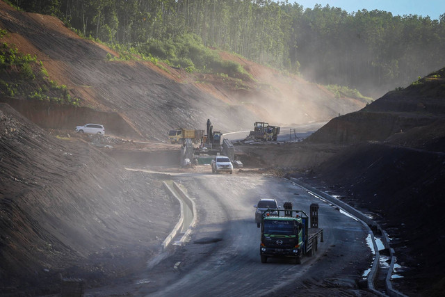 Truk melintas di lokasi Ibu Kota Negara (IKN) Nusantara Kabupaten Penajam Paser Utara, Kalimantan Timur, Selasa (4/10/2022). Foto: Rivan Awal Lingga/ANTARA FOTO
