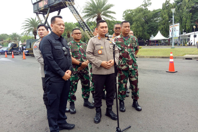 Kapolda Metro Jaya Irjen Pol Fadil Imran dan Pangdam Jaya Mayjen TNI Untung Budiharto saat ditemui di kawasan Monas, Rabu (5/10). Foto: Ananta Erlangga/kumparan
