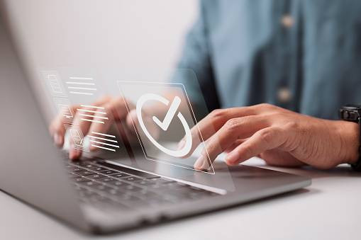 Ilustrasi mengecek keabsahan ijazah secara online. Foto: Unsplash.com