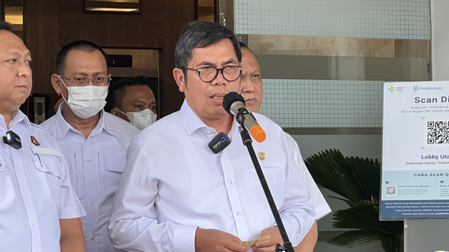 Jaksa Agung Muda Tindak Pidana Umum Kejaksaan Agung (Jampidum Kejagung) Fadil Zumhana menyampaikan keterangan kepada wartawan di lobi gedung Jaksa Agung Muda Tindak Pidana Umum, Jakarta Selatan, Rabu (28/9/2022). Foto: Putu Indah Savitri/ANTARA