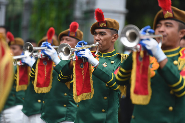 Anggota Drumband Canka Panorama Secapa AD tampil jelang Upacara HUT ke-77 TNI di depan Istana Merdeka, Jakarta, Rabu (5/10/2022). Foto: Hafidz Mubarak A/Antara Foto