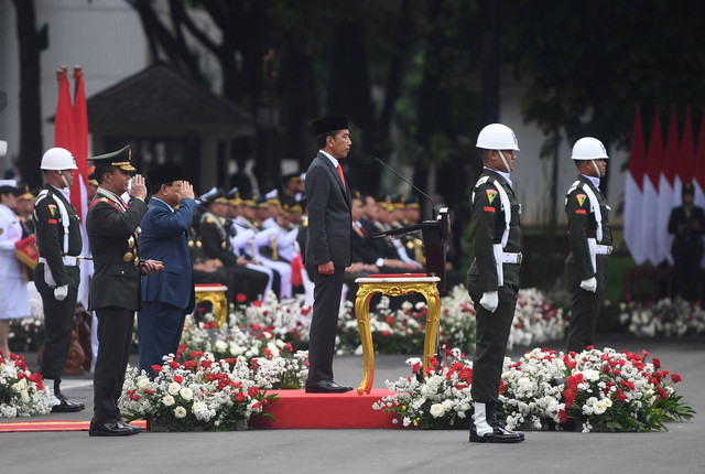 Presiden Joko Widodo (tengah) didampingi Panglima TNI Jenderal TNI Andika Perkasa (kiri) dan Menteri Pertahanan Prabowo Subianto (kedua kiri) memimpin upacara peringatan HUT ke-77 TNI di halaman Istana Merdeka, Jakarta, Rabu (5/10/2022).  Foto: Akbar Nugroho Gumay/Antara Foto