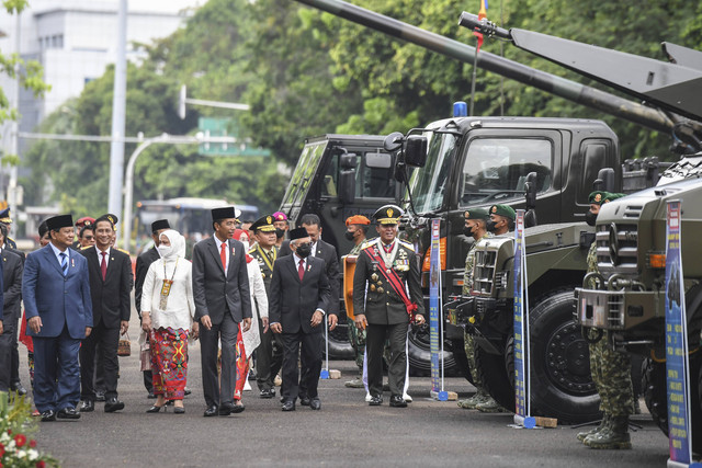Presiden Joko Widodo (tengah) bersama Ibu Negara Iriana Joko Widodo (ketiga kiri) dan Wakil Presiden Ma'ruf Amin (kedua kanan) didampingi Menteri Pertahanan Prabowo Subianto (kiri) dan Panglima TNI Jenderal TNI Andika Perkasa (kanan). Foto: Hafidz Mubarak A/Antara Foto