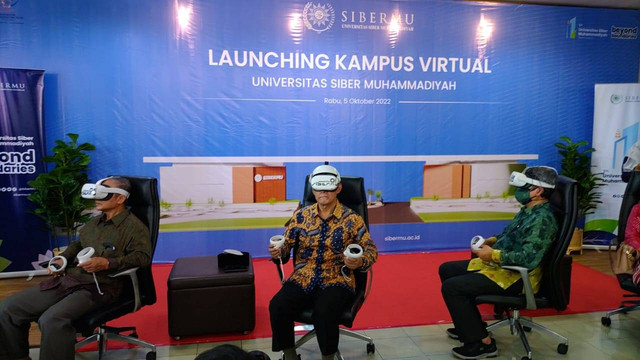 Ketua Umum PP Muhammadiyah Haedar Nashir saat meluncurkan Universitas Siber Muhammadiyah di Kantor PP Muhammadiyah Yogyakarta, Rabu (5/10). Foto: Arfiansyah Panji Purnandaru/kumparan