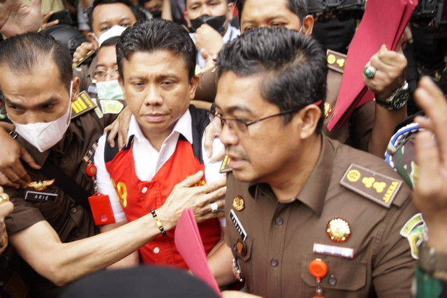Tersangka pembunuhan Brigadir Yosua, Ferdy Sambo keluar dari Kejaksaan Agung, Jakarta, Rabu (5/10).
Foto: Jamal Ramadhan/kumparan