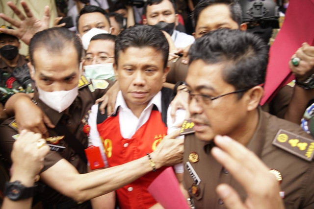 Tersangka pembunuhan Brigadir Yosua, Ferdy Sambo keluar dari Kejaksaan Agung, Jakarta, Rabu (5/10).
 Foto: Jamal Ramadhan/kumparan
