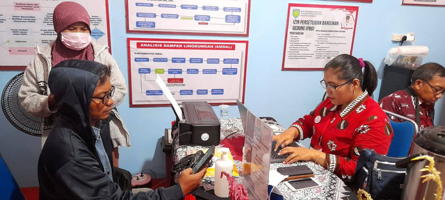 Layanan NIB di indramayu expo 2022 mendapatkan antusiasme dari masyarakat dan pelaku usaha yang kebetulan tengah berkunjung ke stand DPMPTSP Indramayu. (Tomi Indra)
