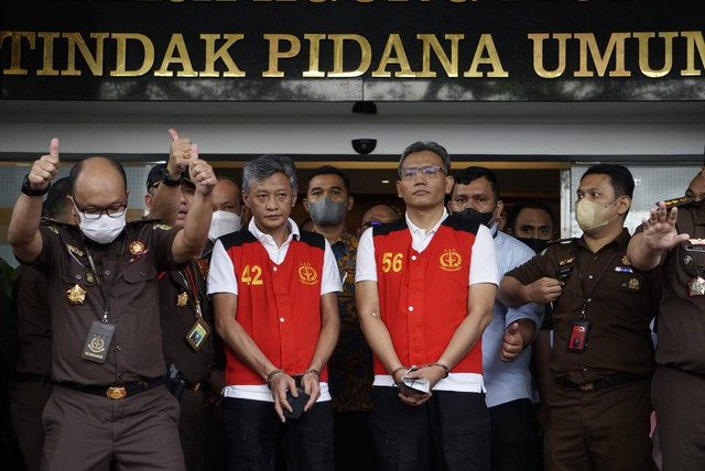 Hendra Kurniawan (kiri) dan Agus Nurpatria ditampilkan di Jampidum Kejaksaan Agung, Jsakarta, Rabu (5/10/2022). Foto: Jamal Ramadhan/kumparan