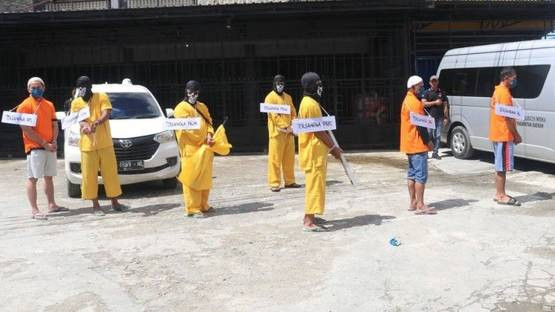 Pelaku mutilasi di Timika saat melakukan olah TKP. (Foto Humas Polda Papua)
