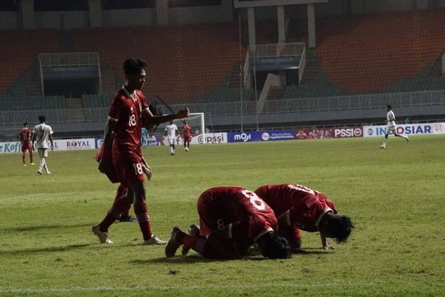 Timnas Indonesia U-17 melawan Uni Emirat Arab dalam pertandingan Kualifikasi AFC U17 Asian Cup di Stadion Pakansari Bogor, Rabu (5/10/2022). Foto: Jamal Ramadhan/kumparan