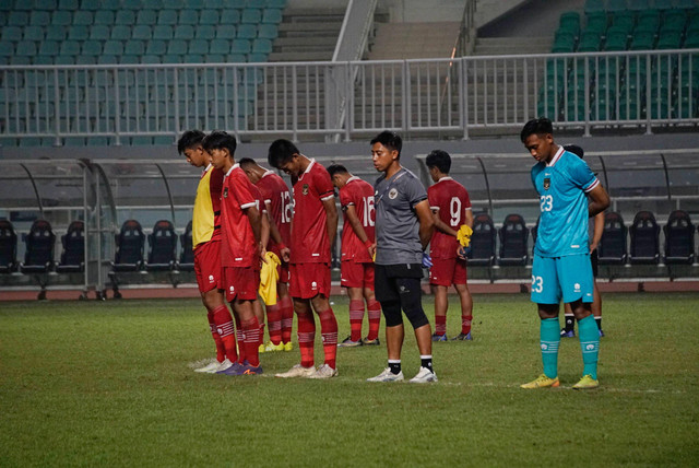 Pemain Timnas U-17 mengheningkan cipta untuk korban tragedi Kanjuruhan Malang di Stadion Pakansari, Bogor, Rabu (5/10/2022). Foto: Jamal Ramadhan/kumparan