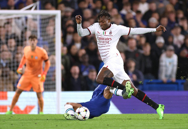 Pemain AC Milan Olivier Giroud duel dengan pemain Chelsea Wesley Fofana saat pertandingan Liga Champions di Stamford Bridge, London, Inggris. Foto: Andrew Boyers/Reuters
