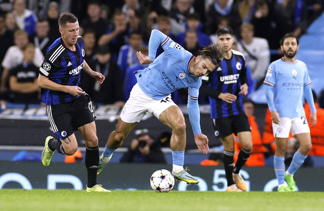Lukas Lerager dari FC Copenhagen duel dengan Jack Grealish dari Manchester City saat pertandingan Liga Champions di Etihad Stadium, Manchester, Inggris. Foto: Jason Cairnduff/Reuters