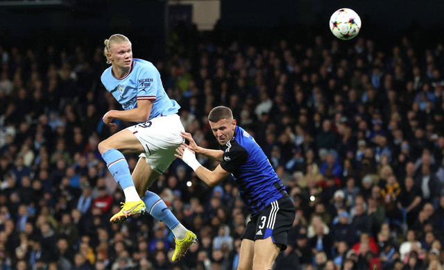 Pemain Manchester City Erling Braut Haaland duel dengan Denis Vavro dari FC Copenhagen saat pertandingan Liga Champions di Etihad Stadium, Manchester, Inggris. Foto: Lee Smith/Reuters