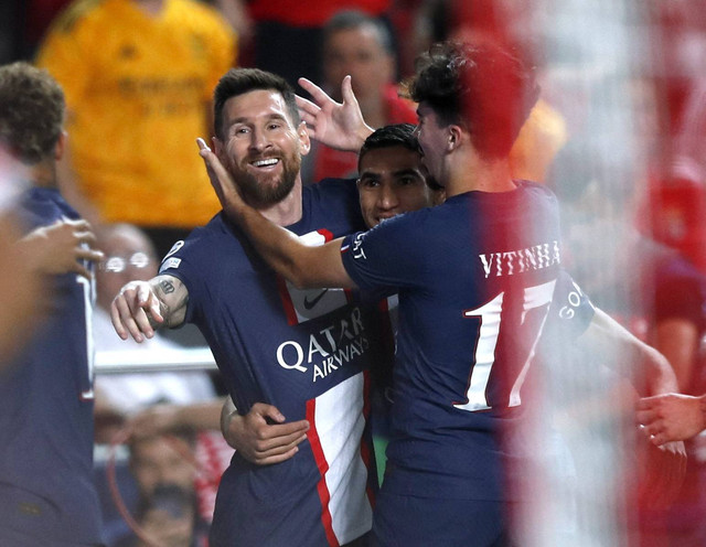 Pemain Paris St Germain Lionel Messi merayakan gol pertama mereka saat melawan Benfica pada pertandingan Liga Champions di Estadio da Luz, Lisbon, Portugal. Foto: Pedro Nunes/Reuters